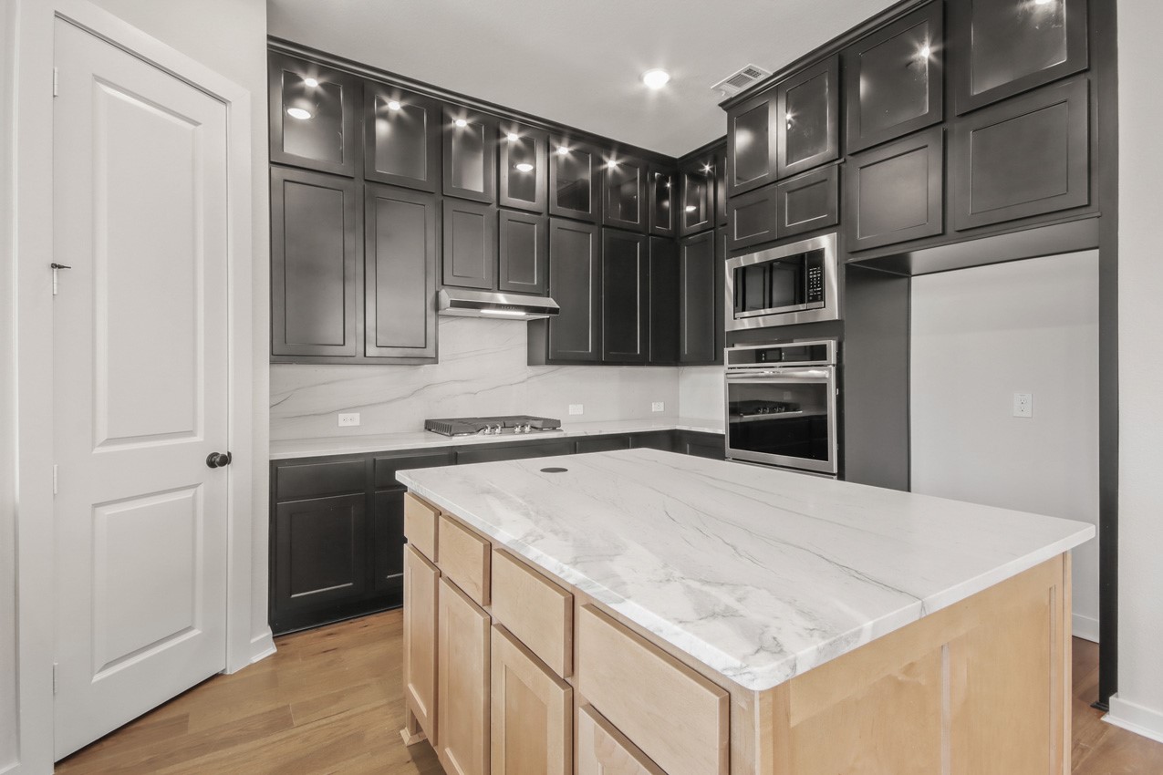 321 Fields Lane Montgomery, TX 77316 - Photo 8 of 20 Kitchen