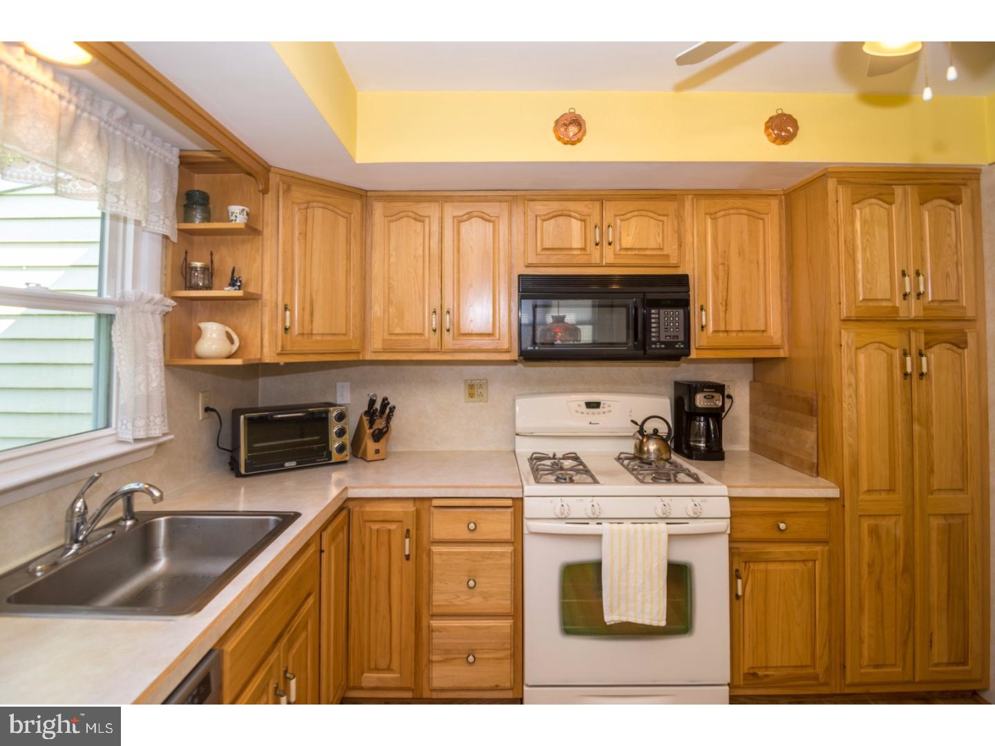 215 Waverly Road Southampton, PA 18966 - Photo 10 of 25 Kitchen