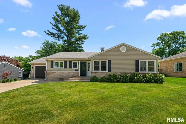 $275,000 | 10 Sunset Drive, Jacksonville, IL 62650