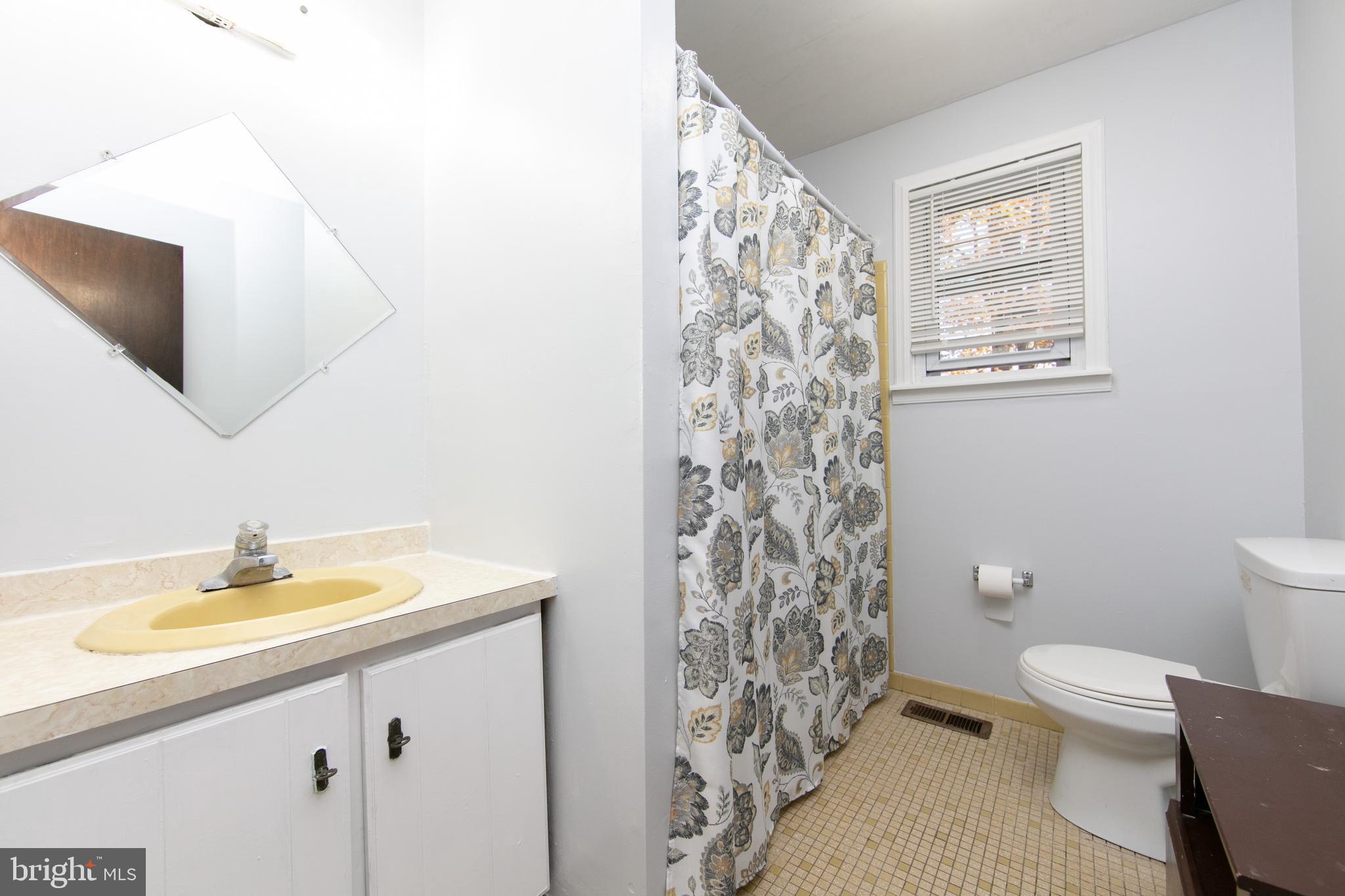 208 Redstone Ridge Deptford, NJ 08096 - Photo 18 of 27 Primary bath
