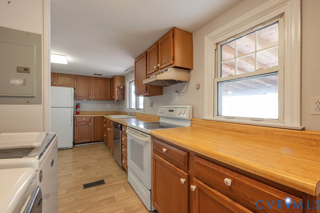 1881 Fairport Road Reedville, VA 22539 - Photo 16 of 54 Kitchen featuring wood-finish flooring, wood cabin