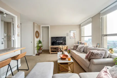 $180,000 | 2626 North Lakeview Avenue, Unit 2506, Chicago, IL 60614