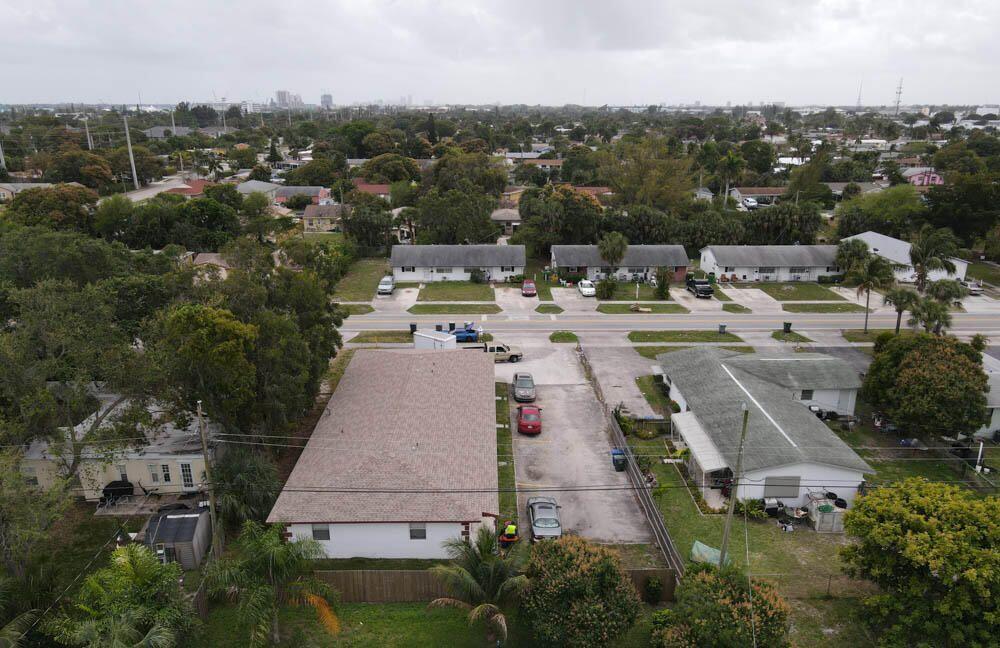 327 Silver Beach Road, Unit 3 Lake Park, FL 33403 - Photo 1 of 6 20220825210617025689000000-o