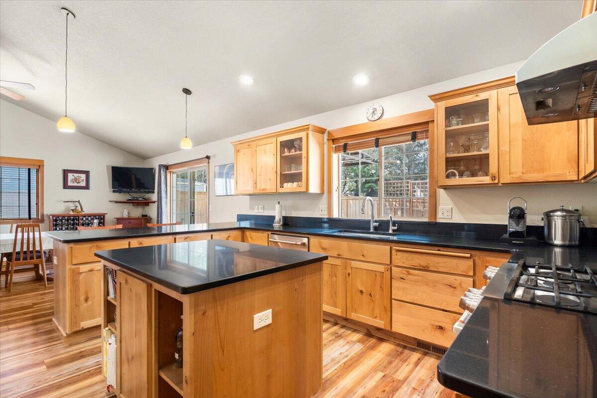 61213 Ridgewater Loop Bend, OR 97702 - Photo 42 of 60 34-Kitchen