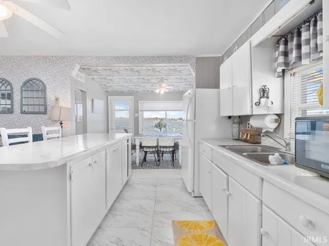 $260,000 | 7070 South 80th Street East, Wolcottville, IN 46795