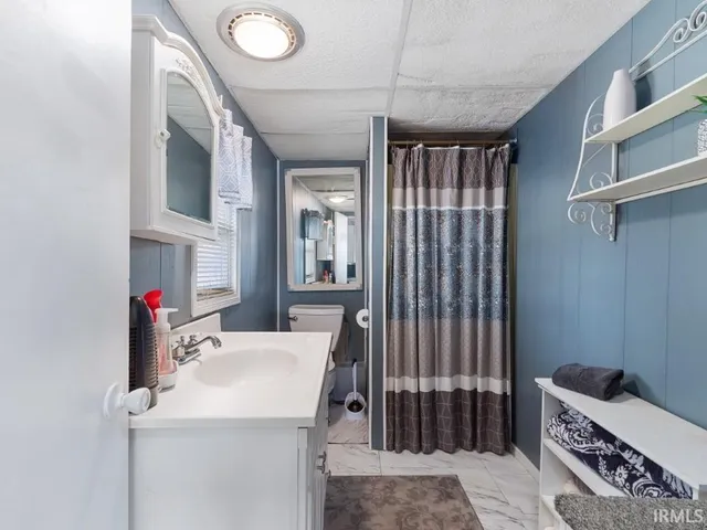 $260,000 | 7070 South 80th Street East, Wolcottville, IN 46795