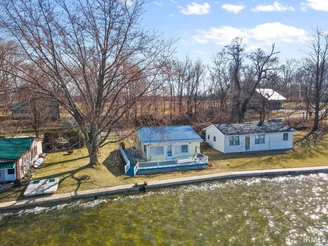 $260,000 | 7070 South 80th Street East, Wolcottville, IN 46795