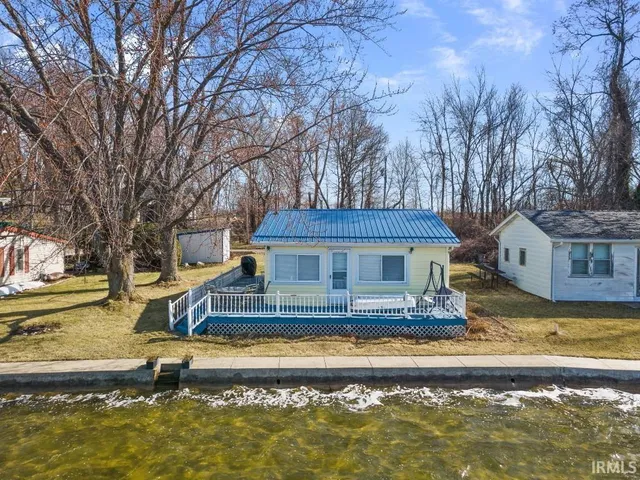 $260,000 | 7070 South 80th Street East, Wolcottville, IN 46795