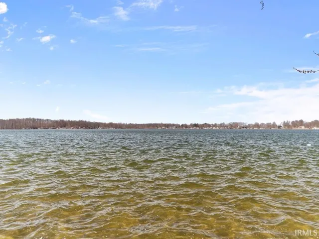 $260,000 | 7070 South 80th Street East, Wolcottville, IN 46795