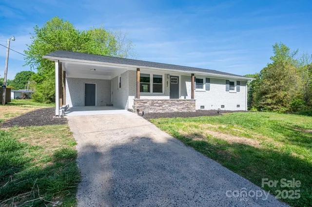 a view of a house with backyard and garden