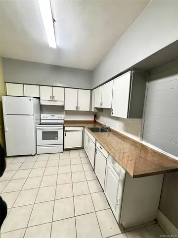 $3,000 | 2426-2428 Grand Avenue, Baldwin, NY 11510