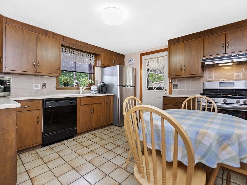 94 Hawthorne Road Waltham, MA 02451 - Photo 9 of 32 Gallery Image 9