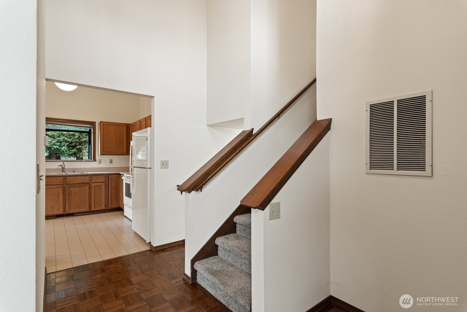 810 151st Street Southwest Lynnwood, WA 98087 - Photo 16 of 38 a view of entryway and kitchen