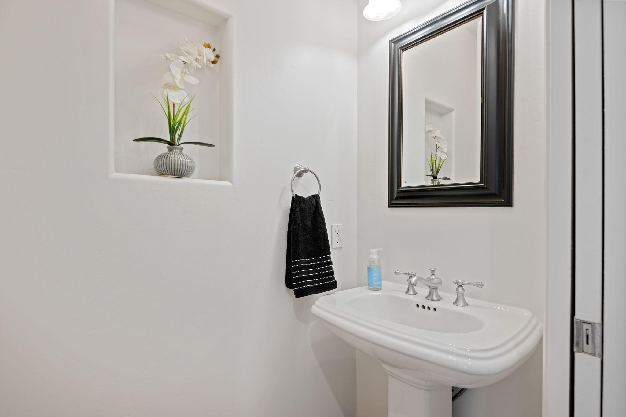 3956 Foothill Road Santa Barbara, CA 93110 - Photo 26 of 57 Powder Room