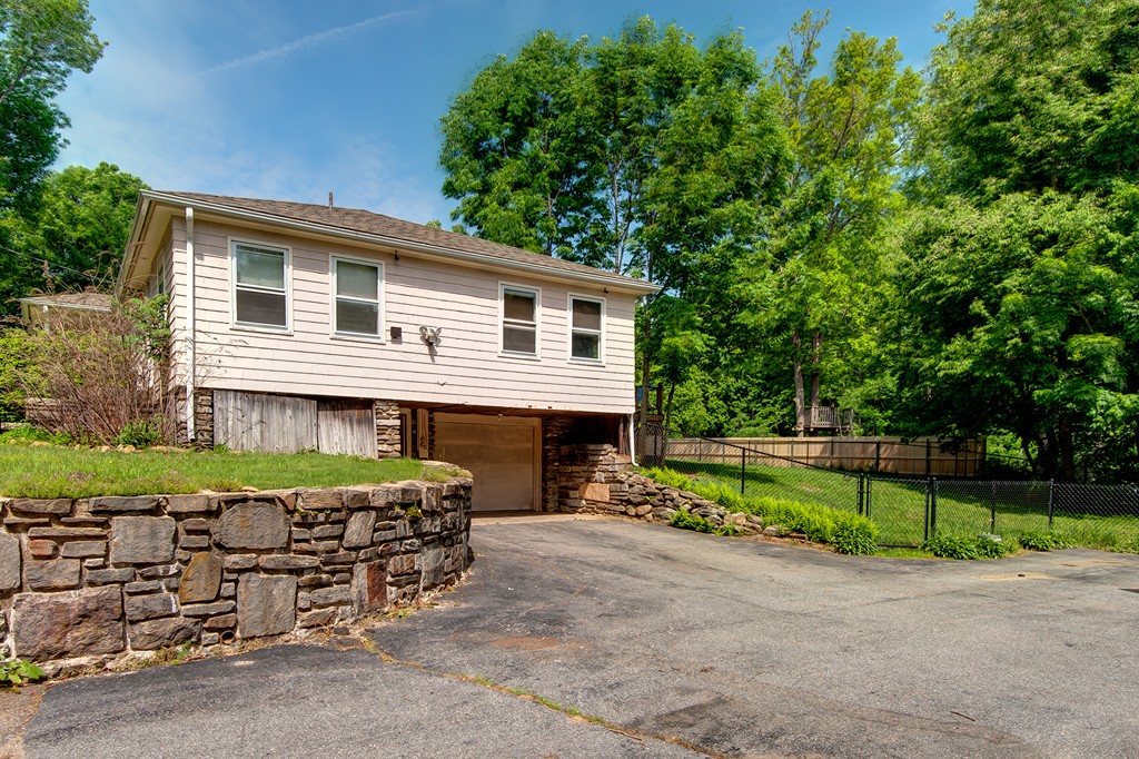 5 Tobin Road Leicester, MA 01611 - Photo 3 of 17