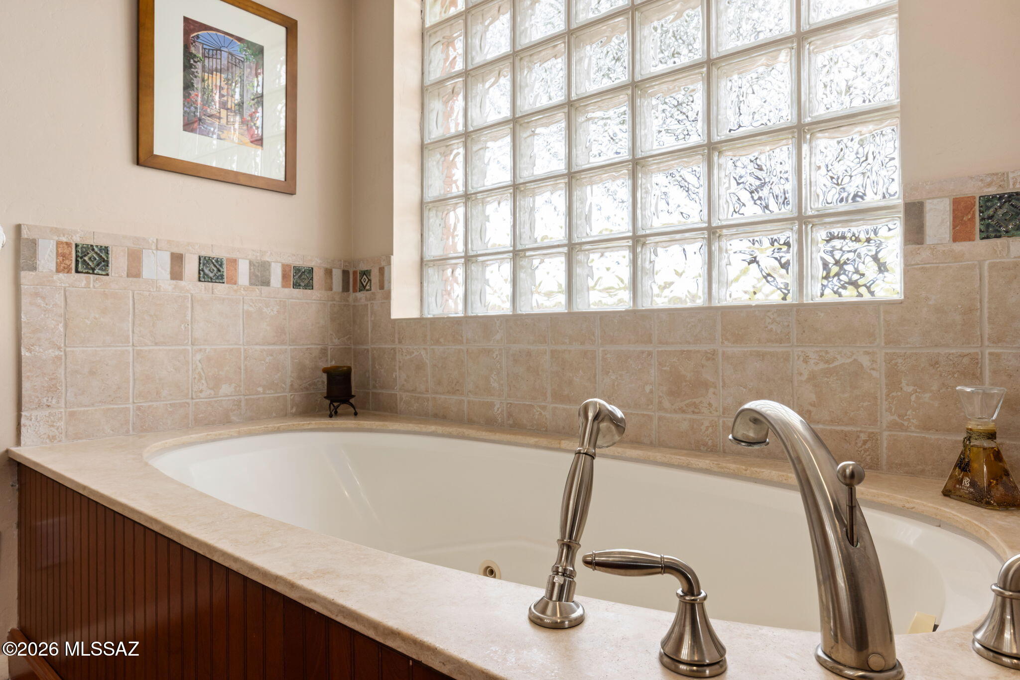 3575 North Pantano Road Tucson, AZ 85750 - Photo 22 of 51 Jet tub with tile surround and glass block window