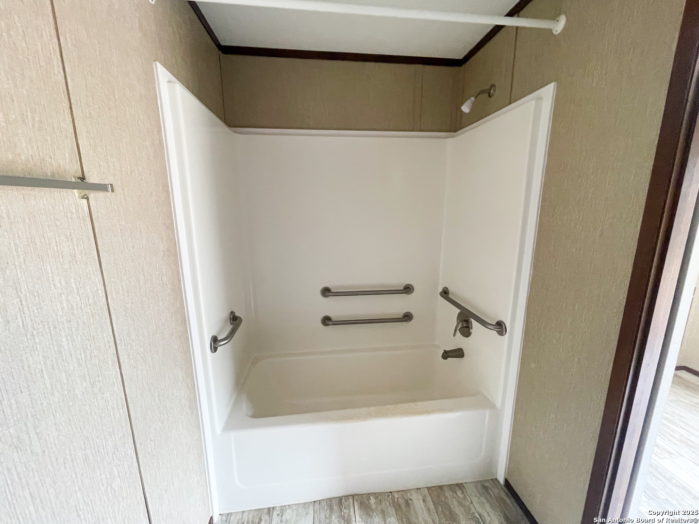 18234 Benton City Road Von Ormy, TX 78073 - Photo 21 of 25 a bathroom with a bathtub