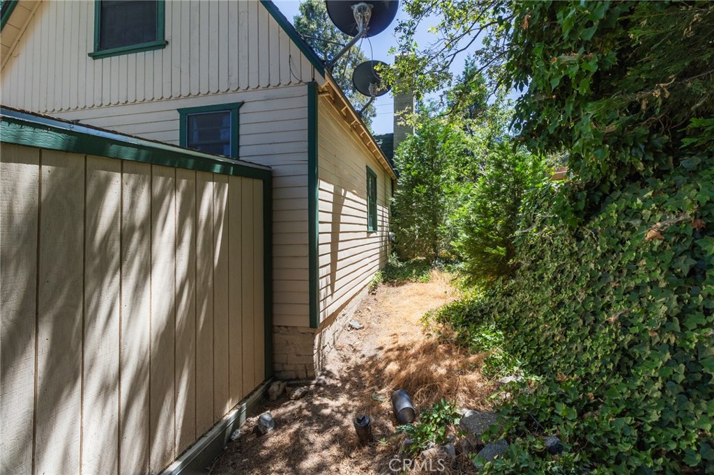 26370 Alpine Lane Twin Peaks, CA 92391 - Photo 13 of 37 a backyard of a house