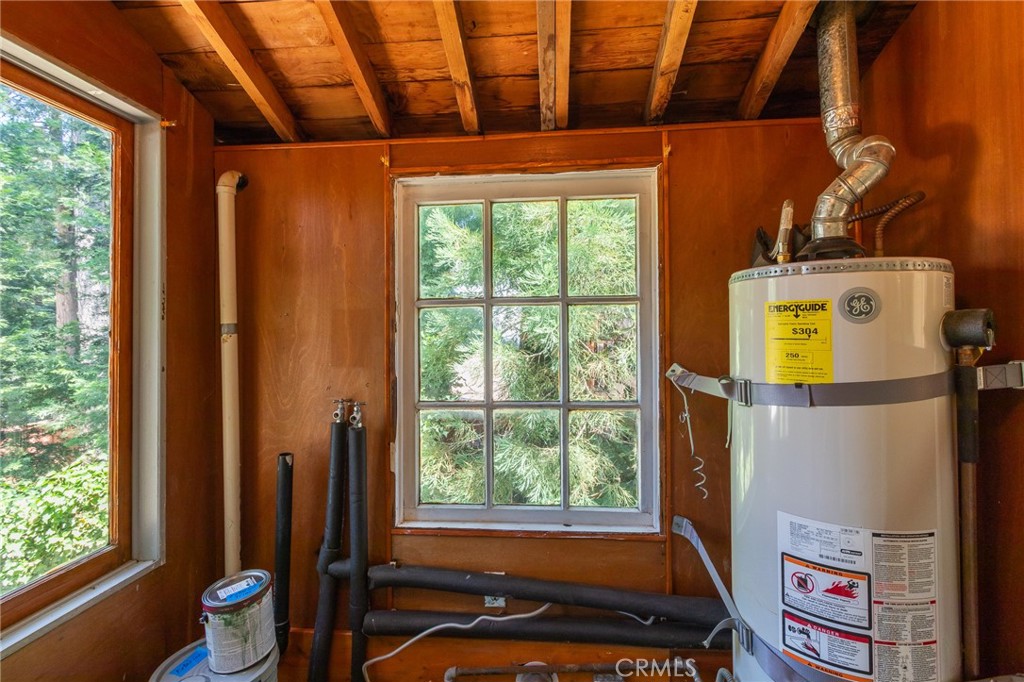 26370 Alpine Lane Twin Peaks, CA 92391 - Photo 20 of 37 a room with toys and a window