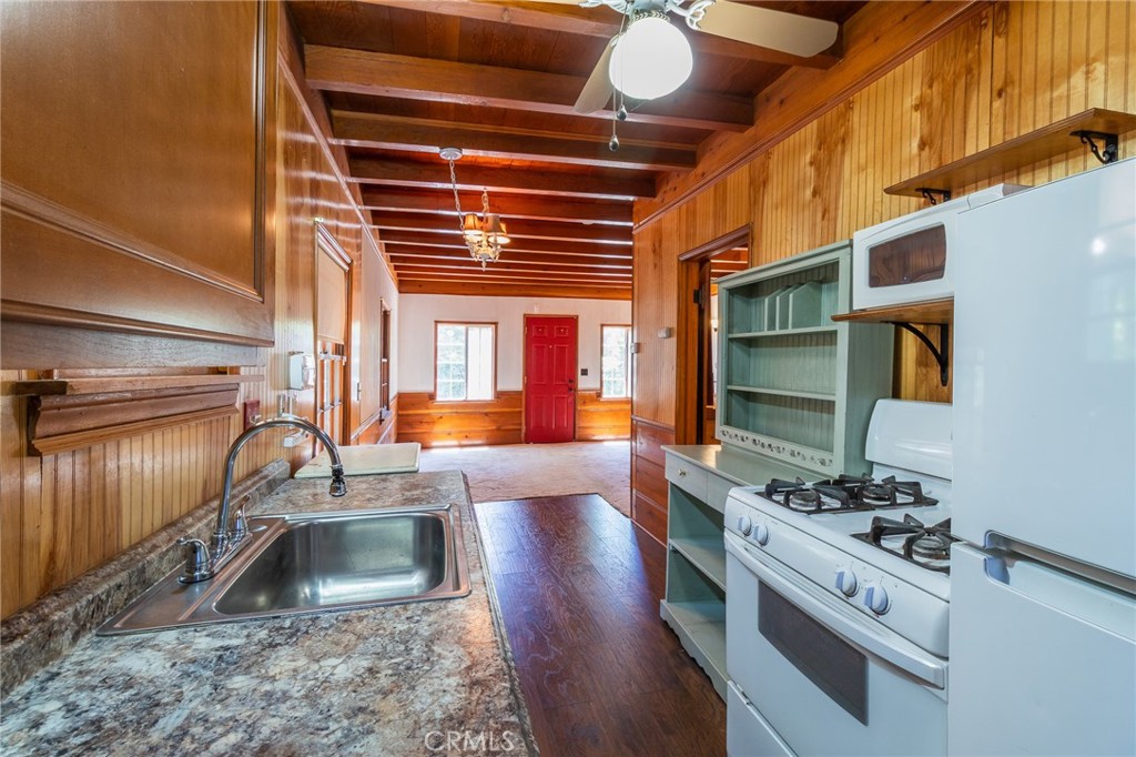 26370 Alpine Lane Twin Peaks, CA 92391 - Photo 25 of 37 a kitchen with stove and cabinets