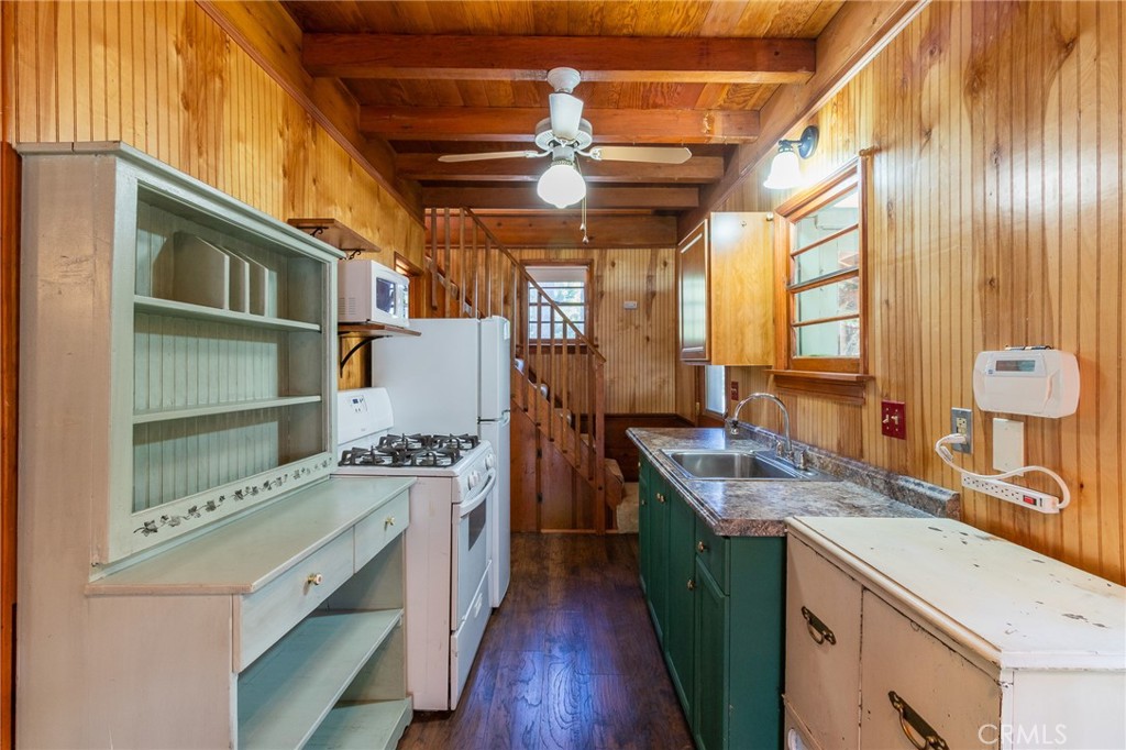 26370 Alpine Lane Twin Peaks, CA 92391 - Photo 26 of 37 a kitchen that has a lot of cabinets in it