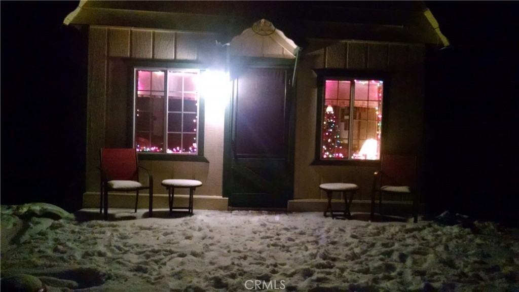 26370 Alpine Lane Twin Peaks, CA 92391 - Photo 33 of 37 a living room with furniture