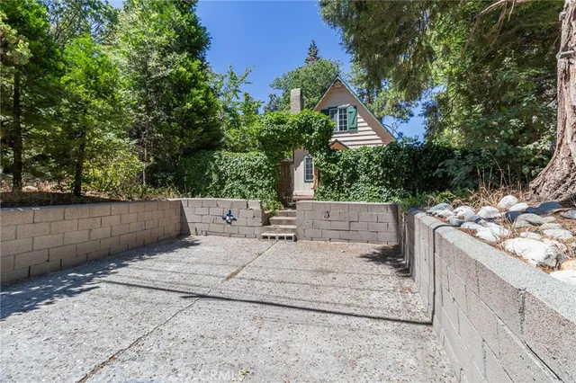 a view of a house with backyard and garden