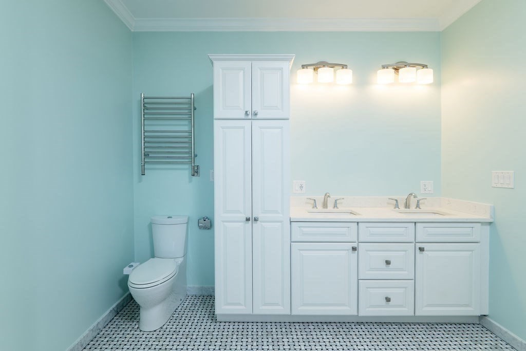 142 Fuller Street, Unit 4 Brookline, MA 02446 - Photo 13 of 40 a bathroom with a toilet a sink and mirror