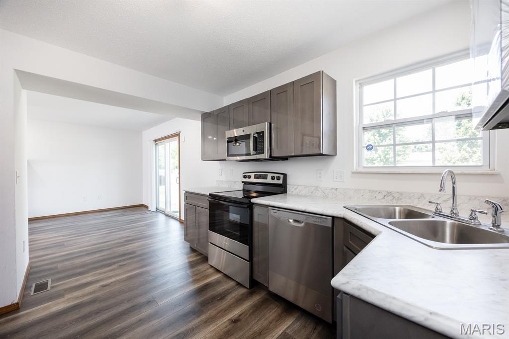 2021 Killarney Drive Belleville, IL 62221 - Photo 7 of 28