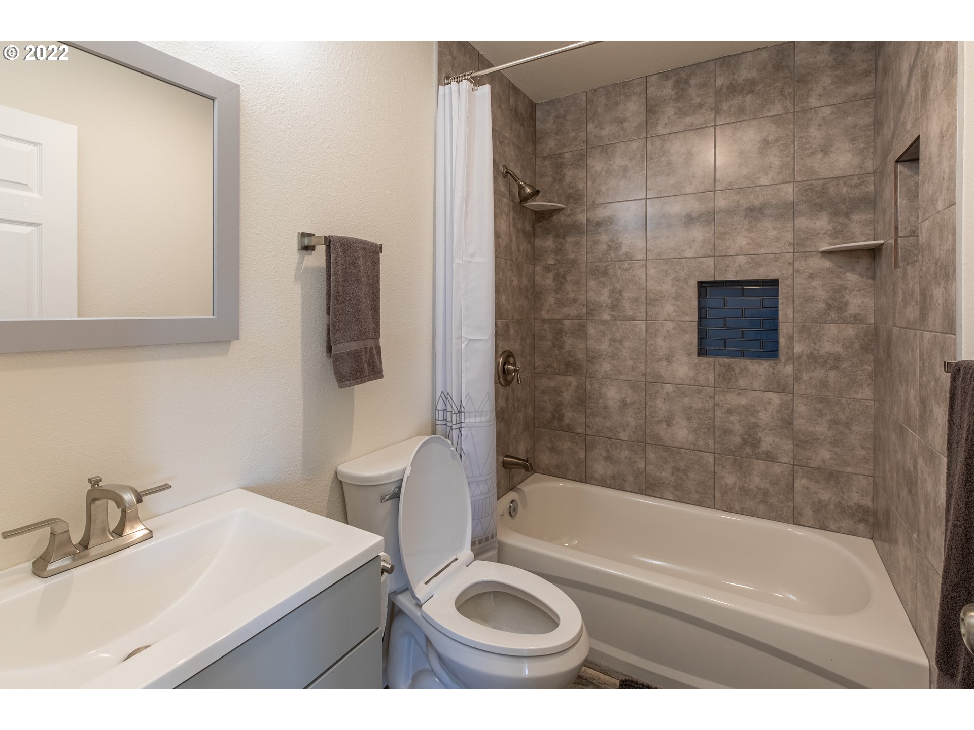 329 Border Street Myrtle Point, OR 97458 - Photo 12 of 28 Bathroom