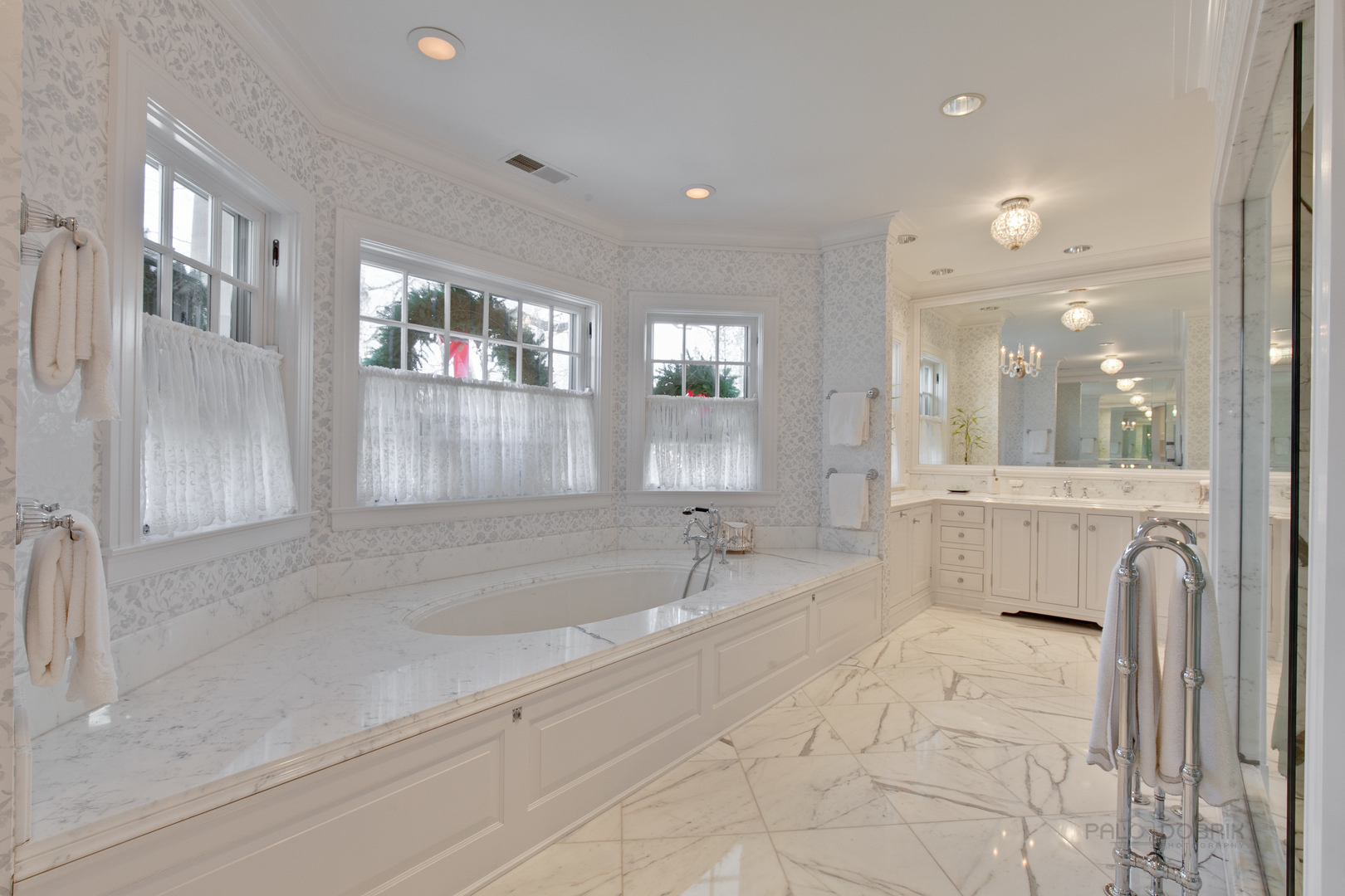 700 South Ridge Road Lake Forest, IL 60045 - Photo 19 of 47 a bathroom with a tub a sink and mirrors