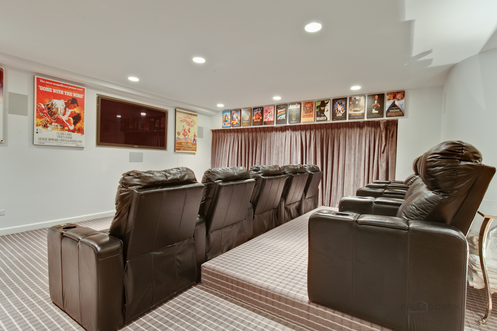 700 South Ridge Road Lake Forest, IL 60045 - Photo 29 of 47 a living room with furniture