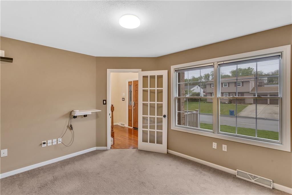 699 Surfside Drive Pittsburgh, PA 15239 - Photo 16 of 35