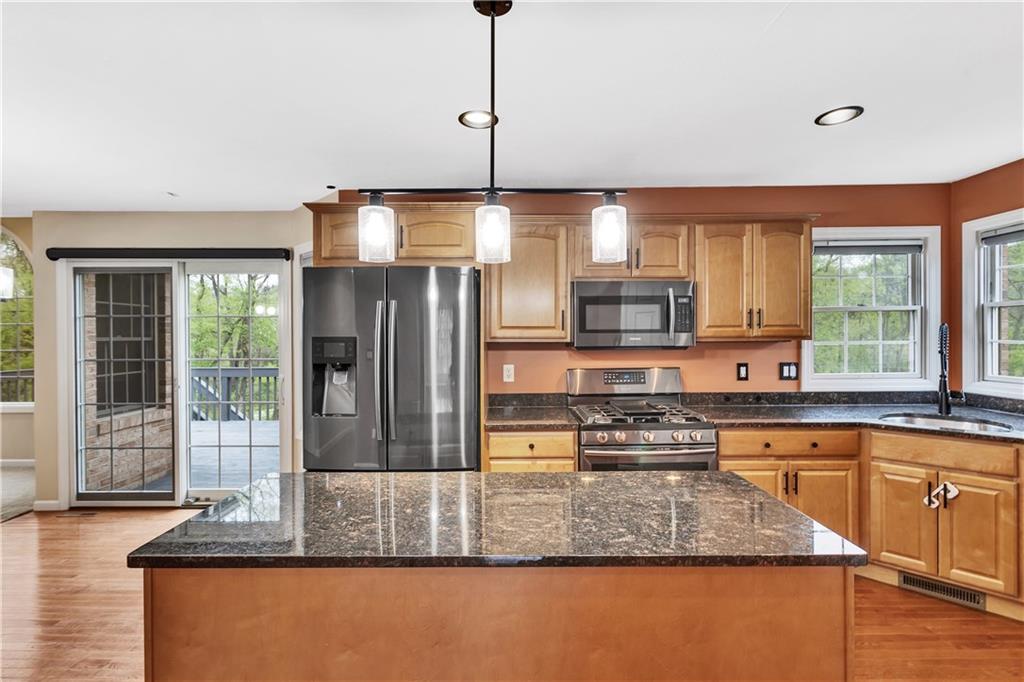 699 Surfside Drive Pittsburgh, PA 15239 - Photo 7 of 35