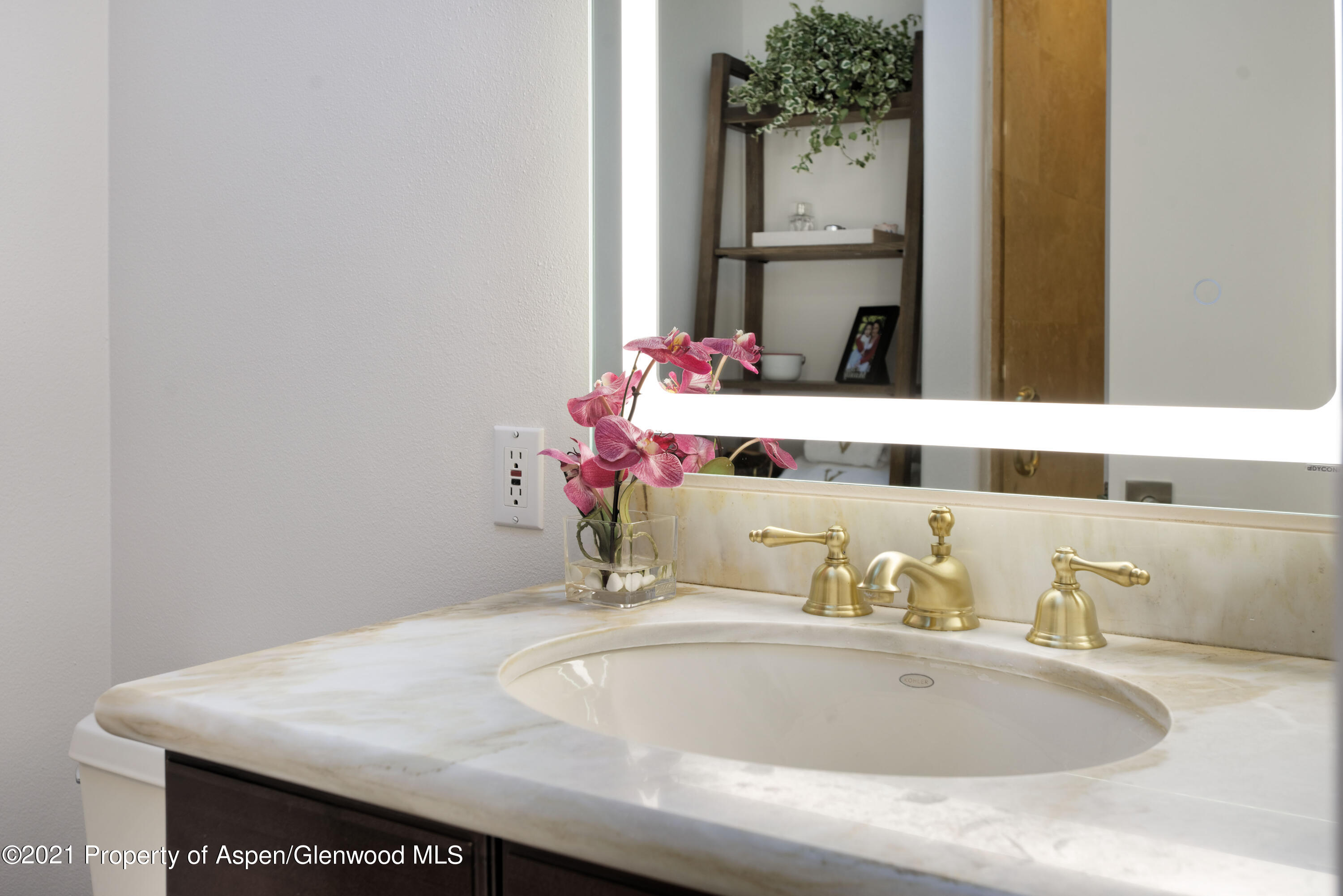 474 Upper Ranch Road Aspen, CO 81611 - Photo 11 of 43 a bathroom with a sink and a mirror