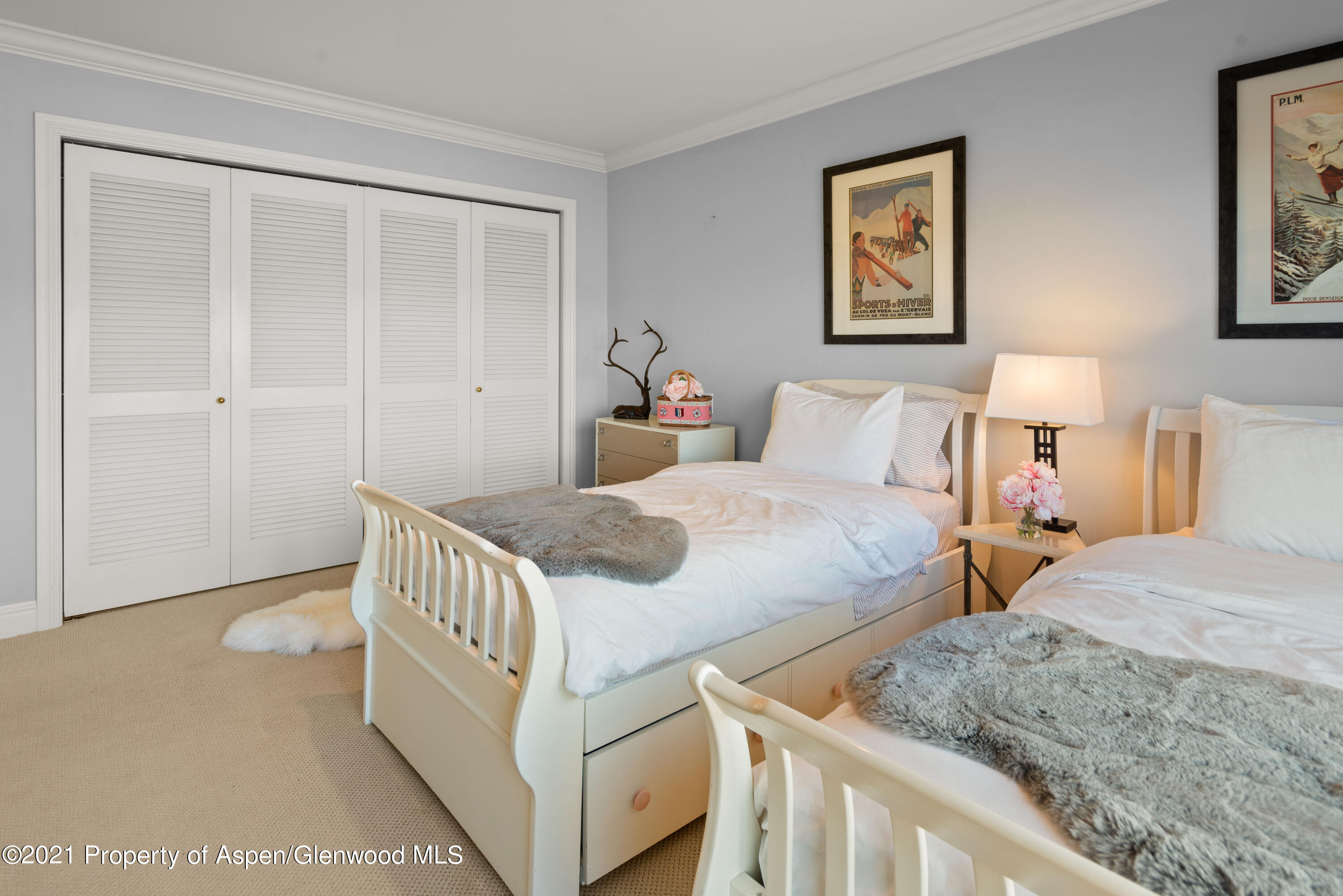 474 Upper Ranch Road Aspen, CO 81611 - Photo 19 of 43 a bedroom with two beds and a table