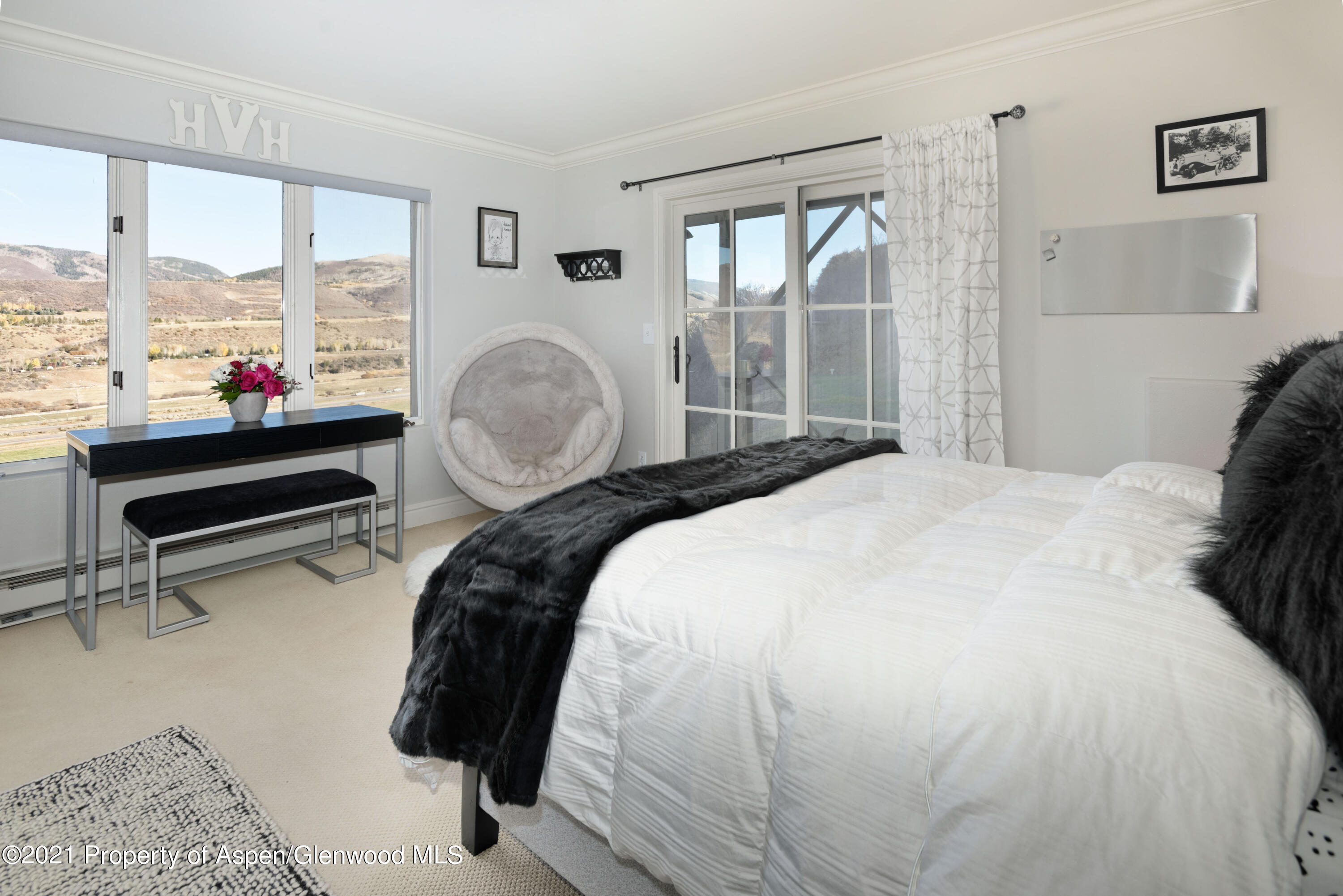 474 Upper Ranch Road Aspen, CO 81611 - Photo 22 of 43 a bed room with a bed and a window