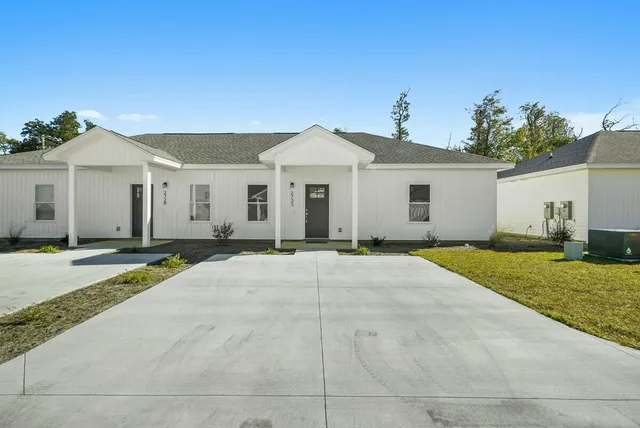 a view of a house with a backyard