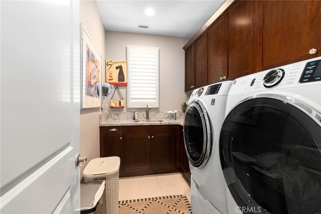 7 Zephyr Irvine, CA 92602 - Photo 39 of 52 a bathroom with a toilet a sink and mirror