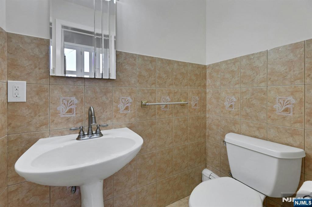 108 Packanack Lake Road Wayne, NJ 07470 - Photo 29 of 35