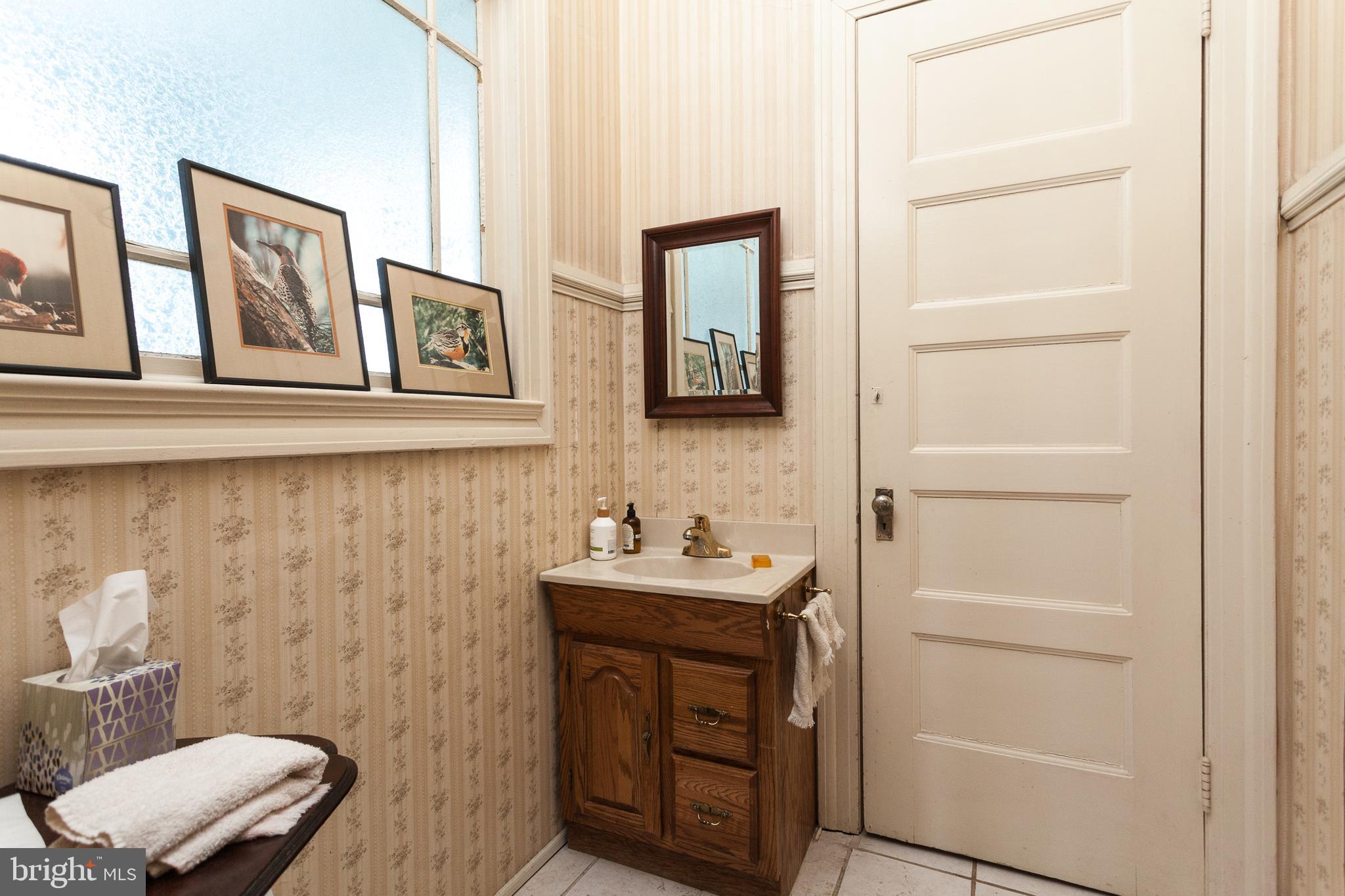 116 Ridgewood Road Baltimore, MD 21210 - Photo 12 of 34 1st floor powder room