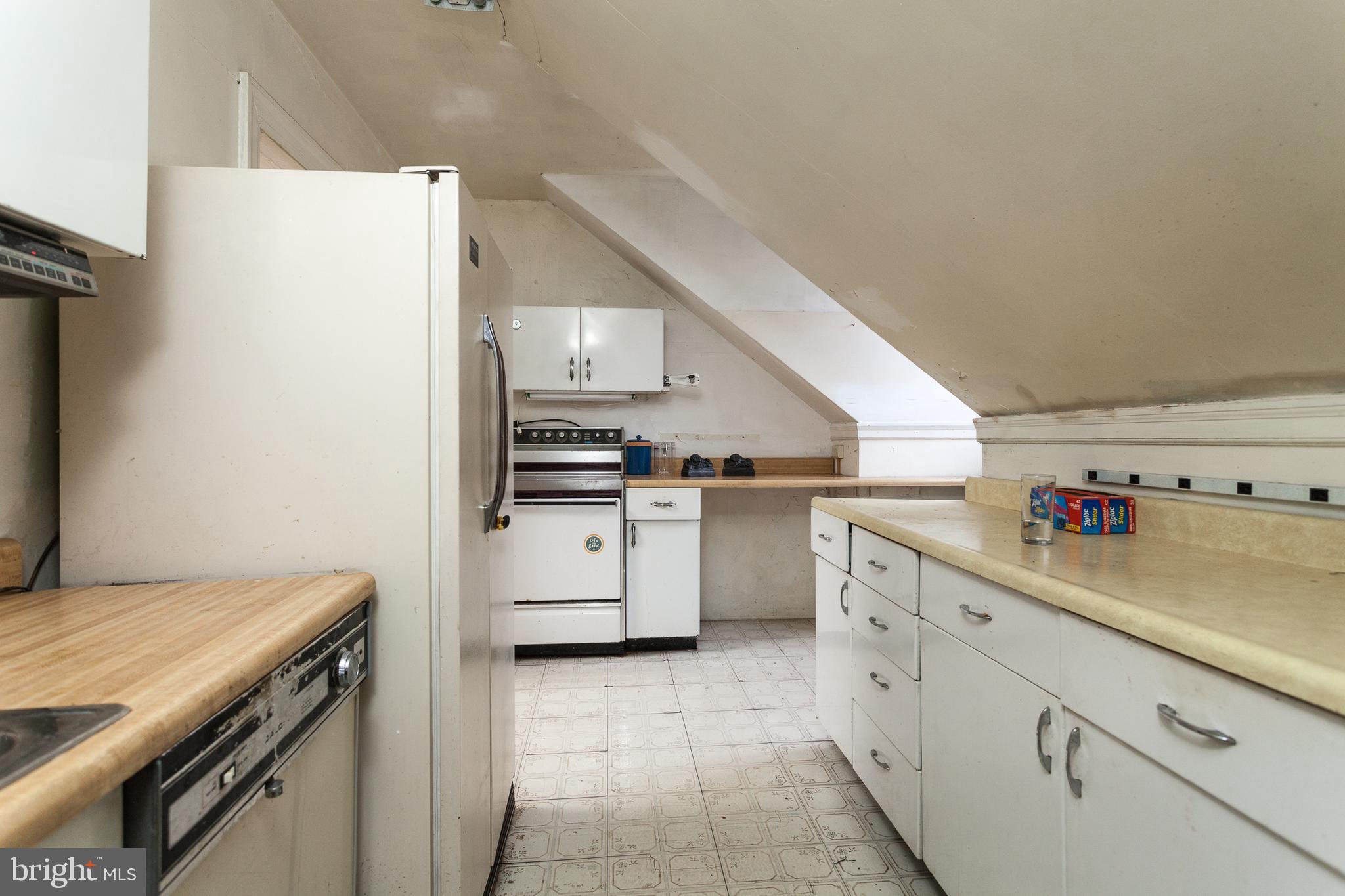 116 Ridgewood Road Baltimore, MD 21210 - Photo 28 of 34 3rd-floor kitchen/In-Law Suite
