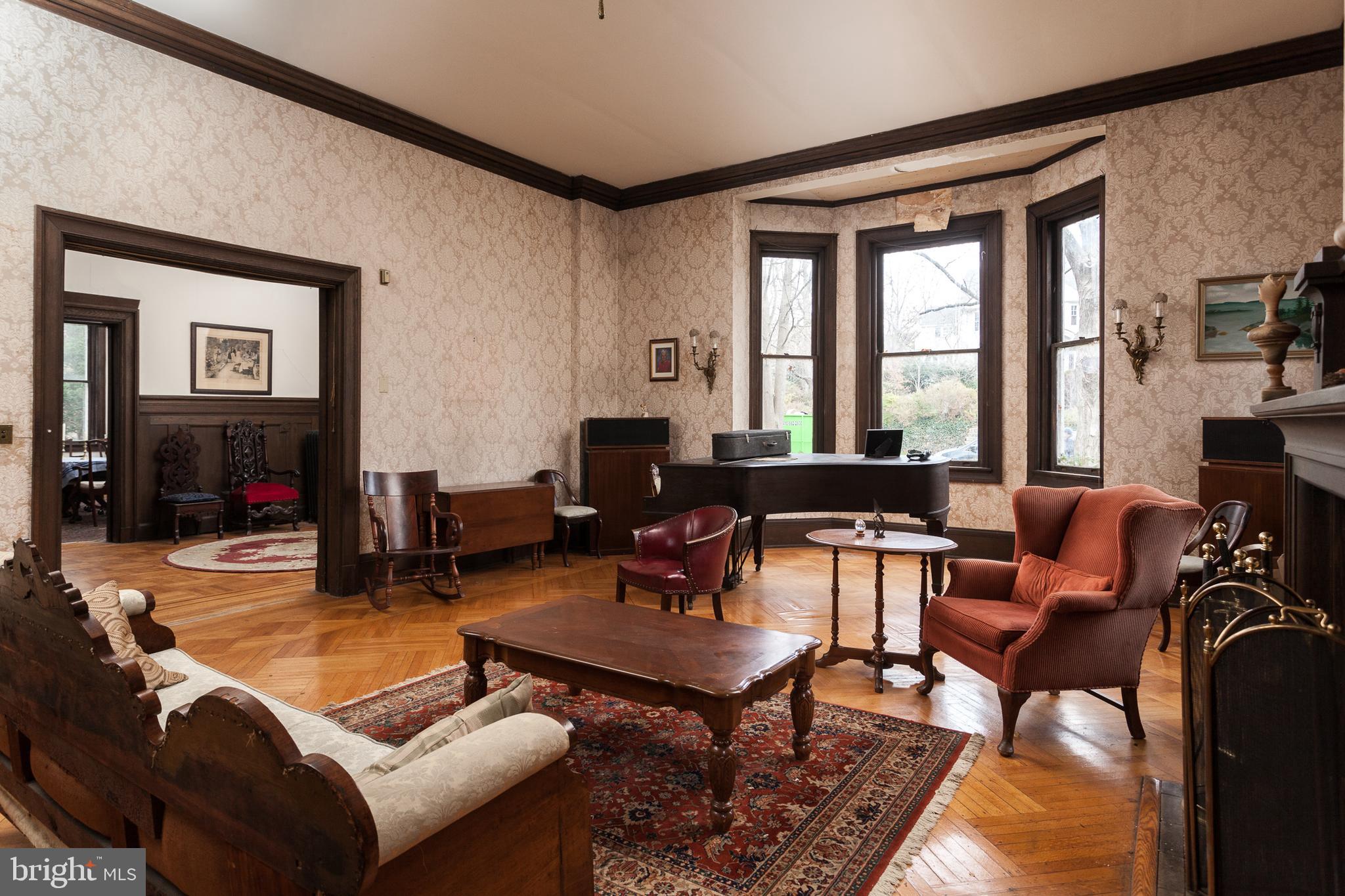 116 Ridgewood Road Baltimore, MD 21210 - Photo 5 of 34 Living Room