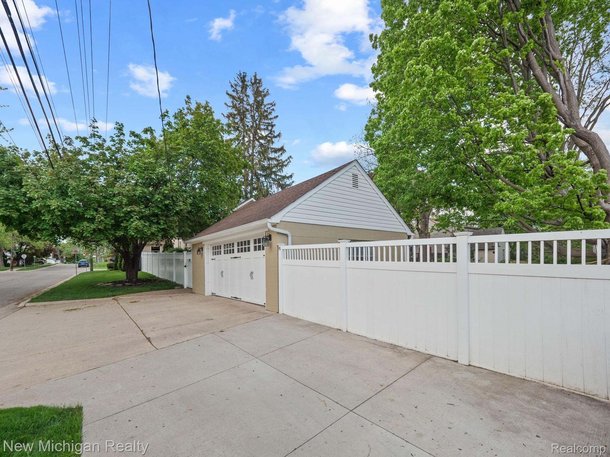 163 Ferndale Avenue Rochester, MI 48307 - Photo 11 of 41 11.jpg