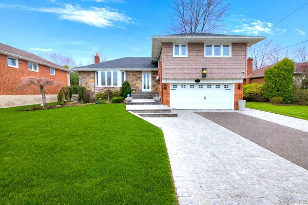 $1,250,000 | 7 Market Drive, Syosset, NY 11791