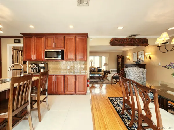 $1,250,000 | 7 Market Drive, Syosset, NY 11791