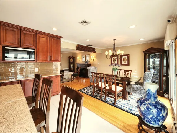 $1,250,000 | 7 Market Drive, Syosset, NY 11791