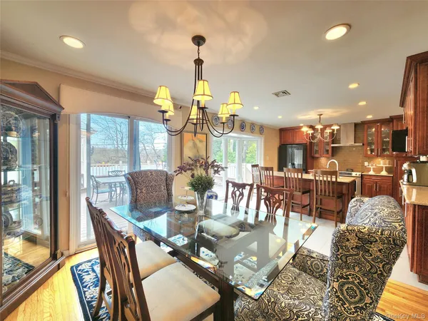 $1,250,000 | 7 Market Drive, Syosset, NY 11791