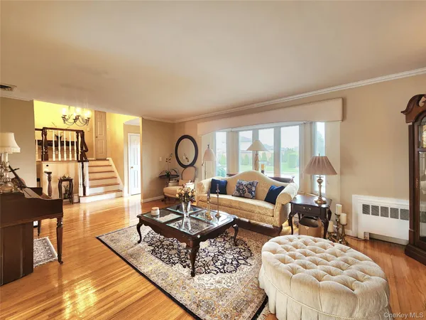 $1,250,000 | 7 Market Drive, Syosset, NY 11791