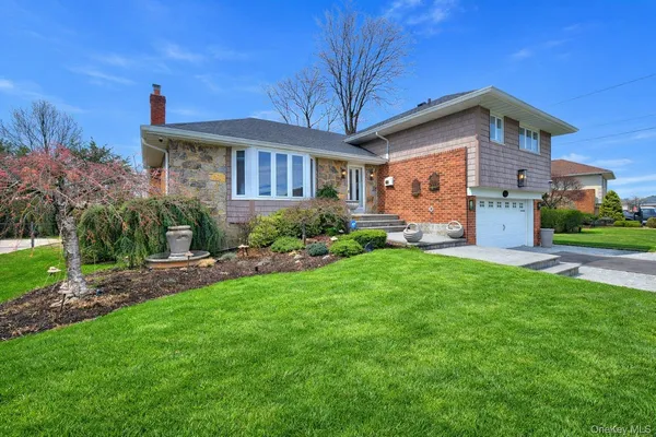 $1,250,000 | 7 Market Drive, Syosset, NY 11791
